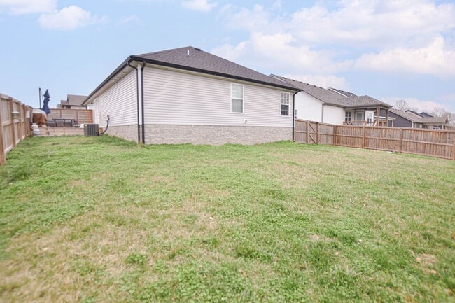 Building Photo - Pet Friendly Three Bedroom!