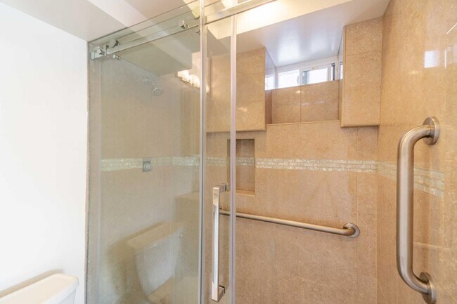 Building Photo - 653 St Francis Blvd