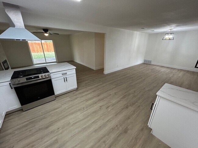 Building Photo - 1115 Westmoreland Dr