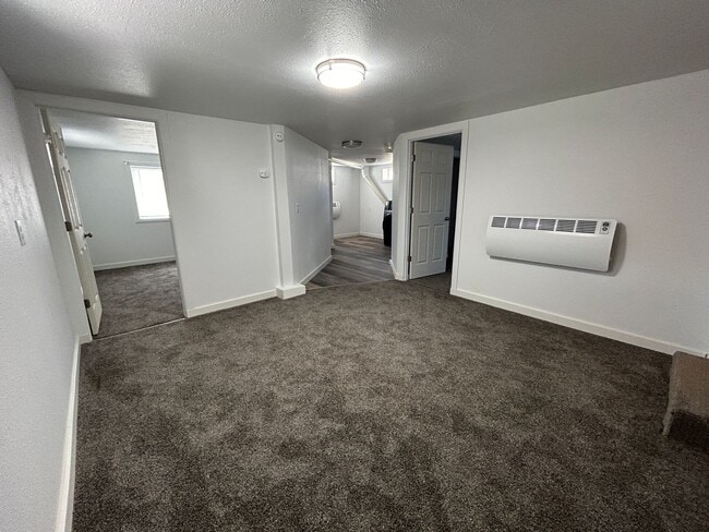 Building Photo - 3 Bedroom 1 Bath Beautiful House with Fenced Yard & Garage