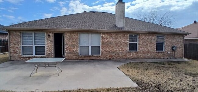Building Photo - Summerfields Beauty: Oversized Kitchen + Flex 4th Bedroom