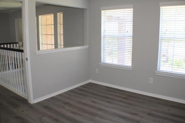 Building Photo - 2411 Rose Hollow Dr