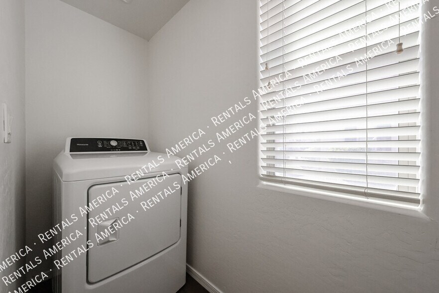 Building Photo - 4714 E Laurel Ave