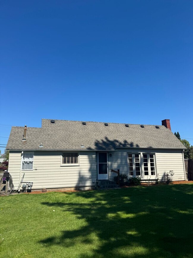 Building Photo - Great Locaton, Small Pet Negotiable w/ Pet Rent