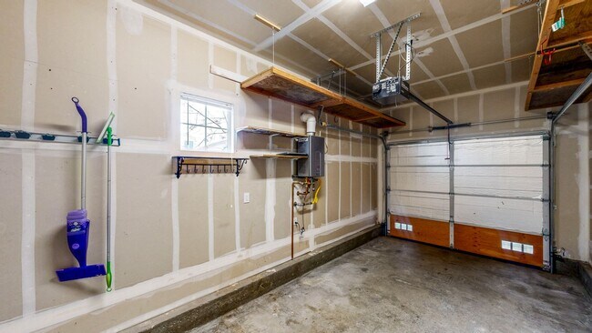 Building Photo - 2421 N Village Dr