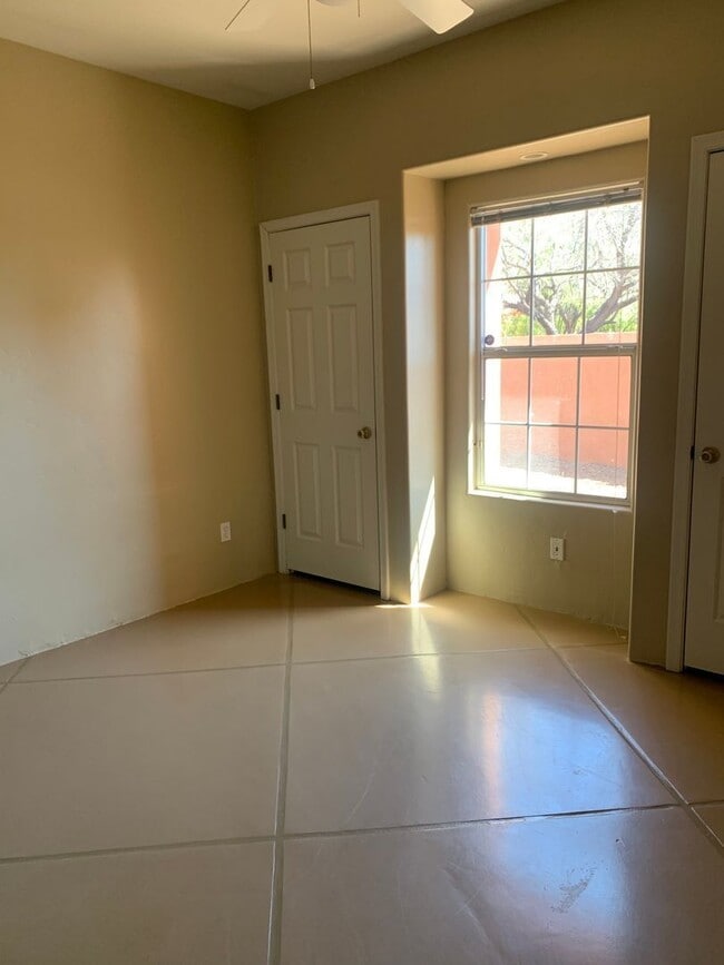 Building Photo - 2940 N Adelaide Farms Pl