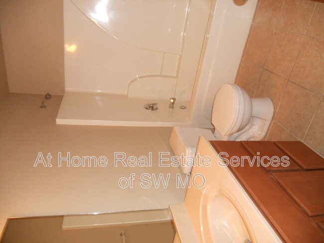 Building Photo - 650 Rilynn Ave