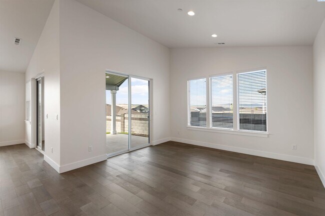 Building Photo - Generational suite w/separate entrance!