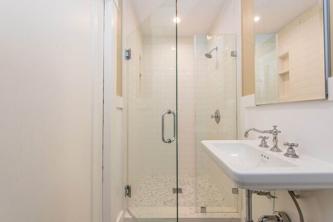 Building Photo - 306 N Shaffer St