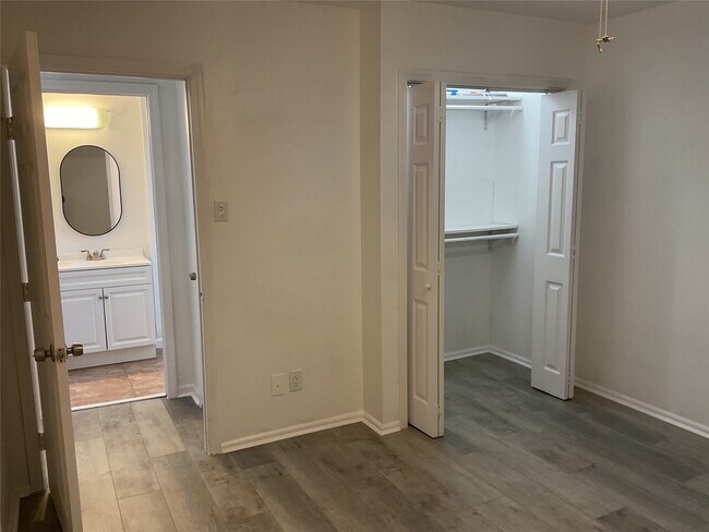 Building Photo - 5728 Sylvia Dr