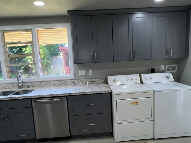 Building Photo - Single Family House Tacoma