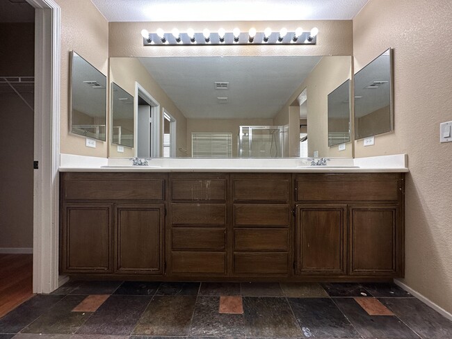 Building Photo - 5537 Spruce Hill Ct