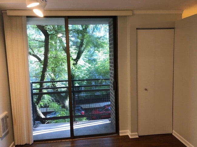 Building Photo - Beautiful Lincoln Park condo situated right next to Lake Shore Drive and Clark Street!