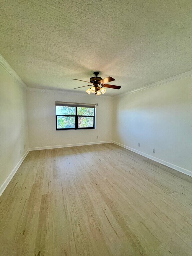 Building Photo - Live the ultimate beachside lifestyle!