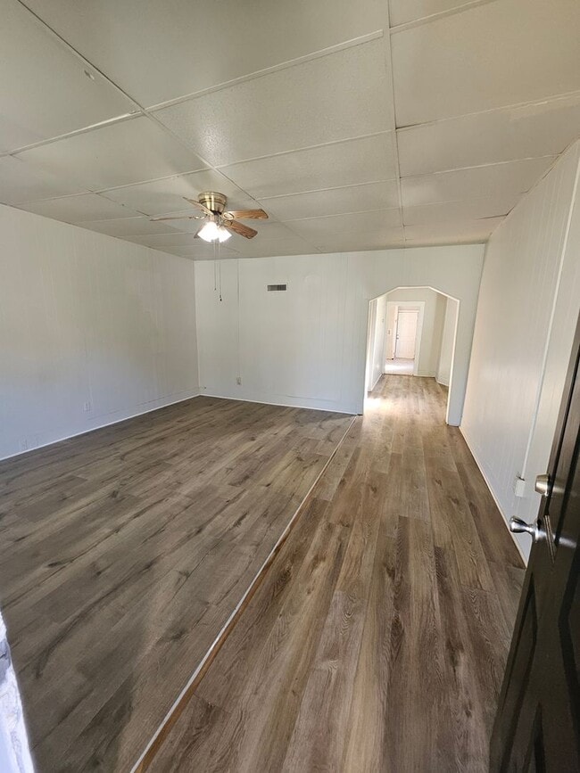 Building Photo - Flow through house with washer dryer hook up and off street parking