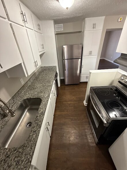 Building Photo - 135 E Hill St