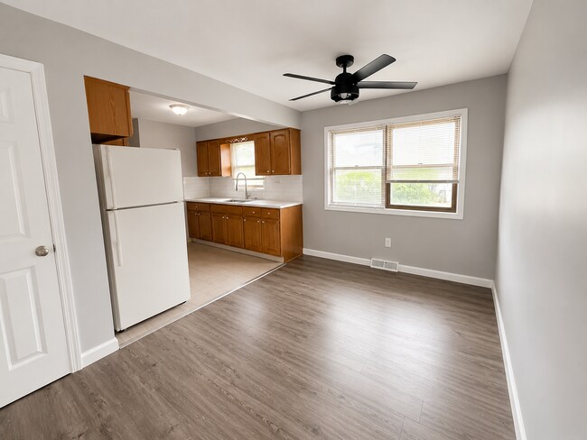 Building Photo - 3 Bed 1.5 Bath home **Available Now***