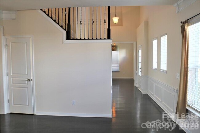 Building Photo - 2537 Royal York Ave