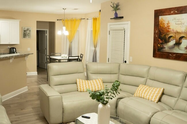 Building Photo - 3499 Henley St