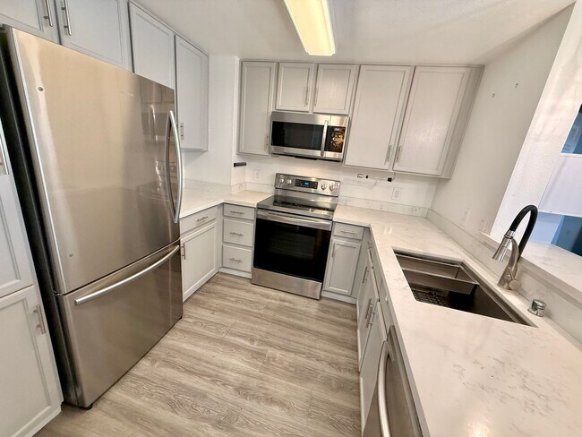 Building Photo - Secure Downtown Oakland 2 BR,2 BA with Garage Parking, EV Charging