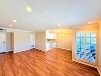 Building Photo - Beautiful Spacious Top Floor Condo 1 bed - 1 bath with parking in Burbank