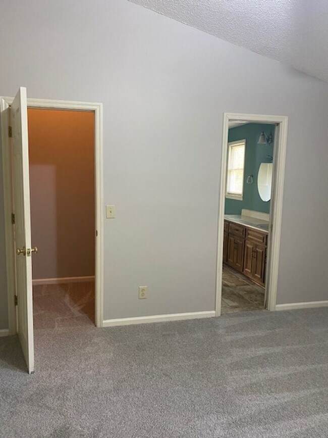 Building Photo - Quiet North Columbus Home