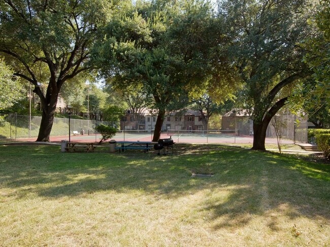 Building Photo - 6534 E Hill Dr