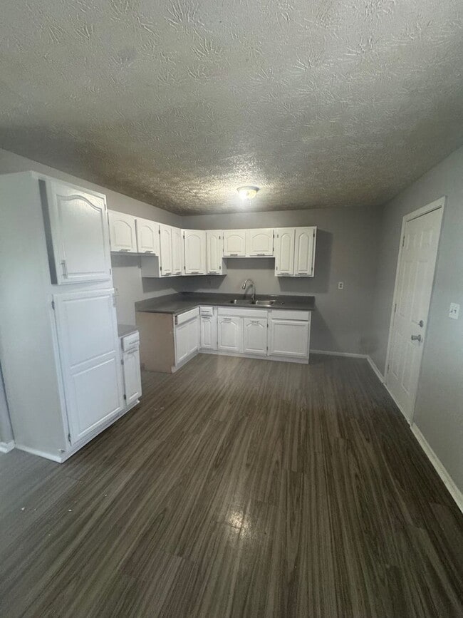 Building Photo - 4 Bedroom Split Foyer on East Side