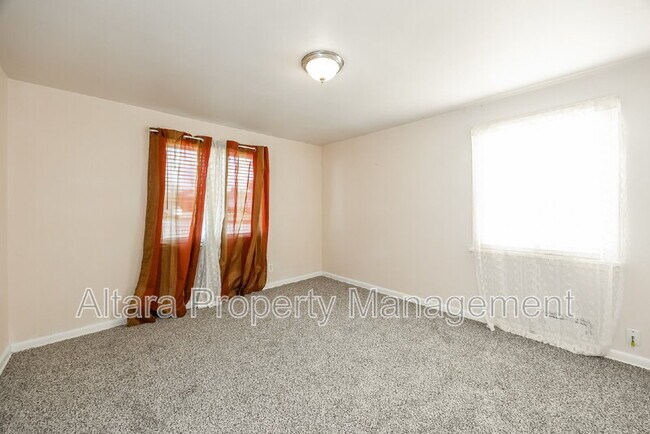 Building Photo - 2123 Robin Dr