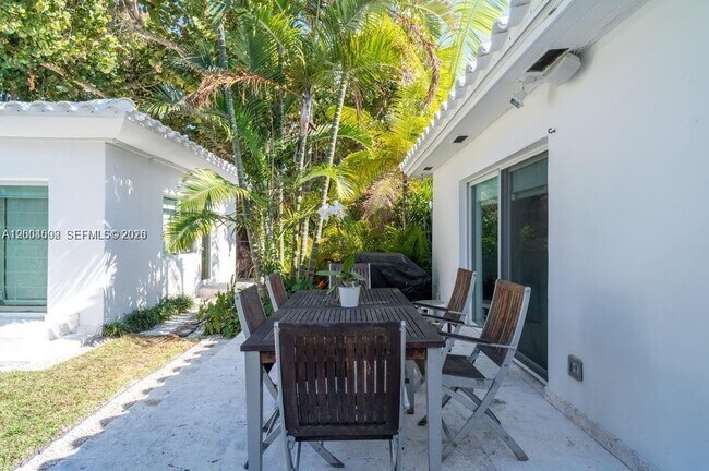 Building Photo - 1123 Bay Dr