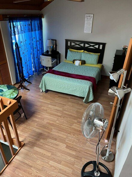 Table With Closet And Patio - 306 21st Ave S