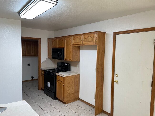 Building Photo - 4 bedroom home for rent in Moore near 19th...