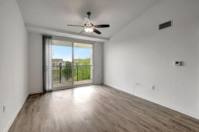 Building Photo - 920 Villa Cir