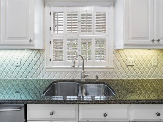 Building Photo - 1872 Wycliff Rd NW