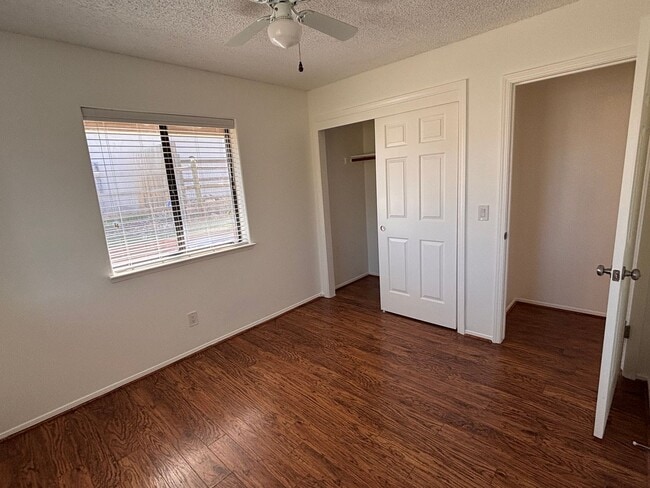 Building Photo - Beautiful Stallion Springs Home With A View!