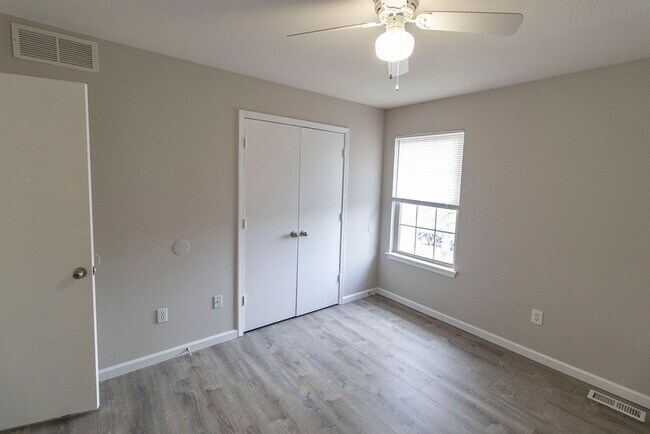 Building Photo - 5305-5307 Currituck Ln