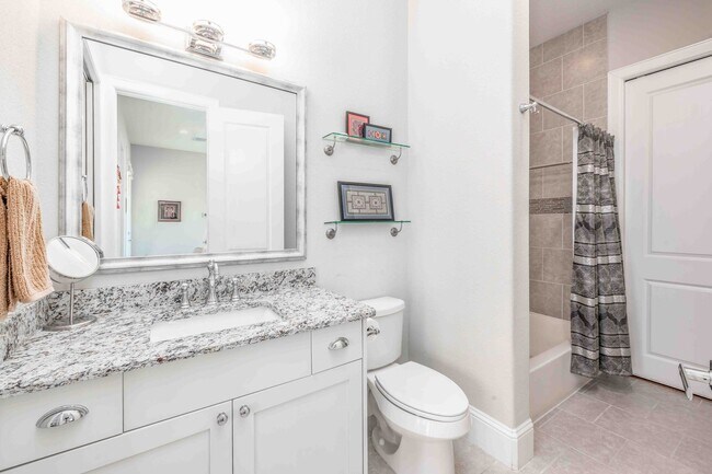 Building Photo - Luxury End Unit Rental with Elevator, Downtown Views, and Sky Deck ($150 off the second month!)