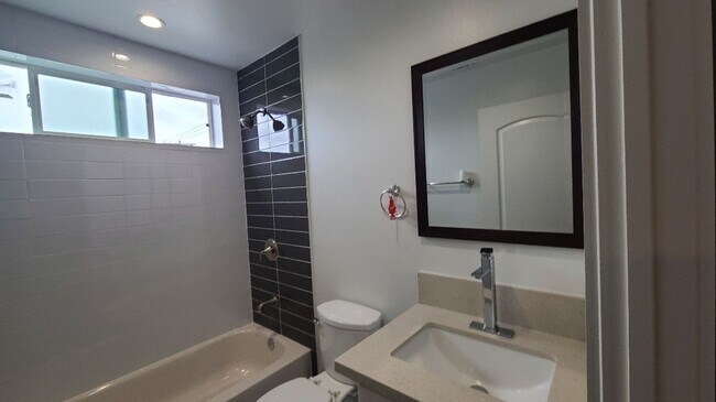 Building Photo - 32(839)