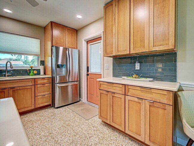 Building Photo - Seasonal Rental Near Venice – Pet-Friendly...