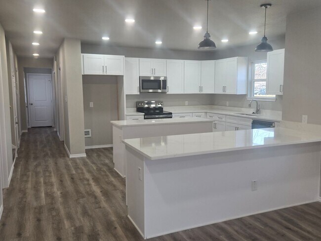Building Photo - Newly remodeled 4 bedroom 3 full bath two story home located in the heart of Weatherford, TX