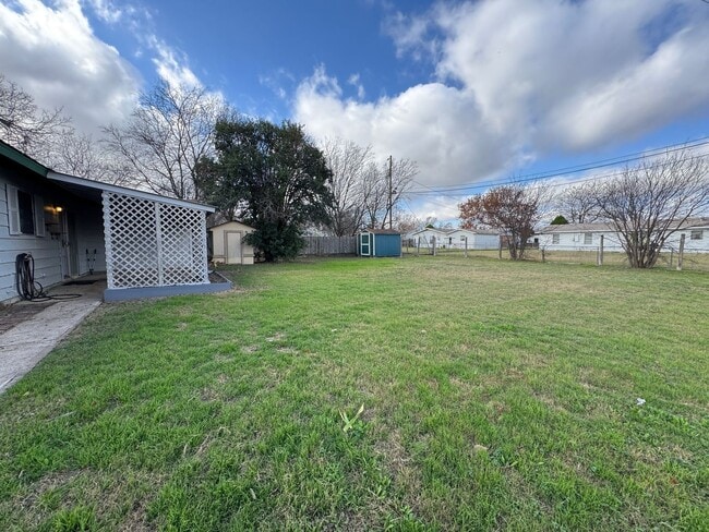 Building Photo - 1201 Ridgemont Dr