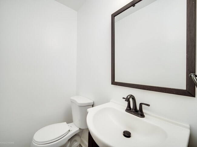 Building Photo - 946 Harvard Ln