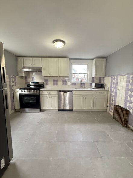 Building Photo - 5 Alcott St