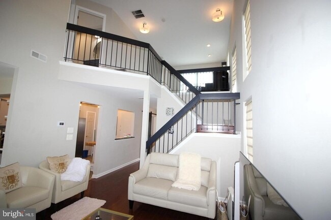Building Photo - 36 Honey Locust Ln