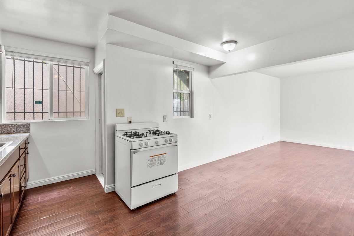 Building Photo - 1142 Serrano Ave
