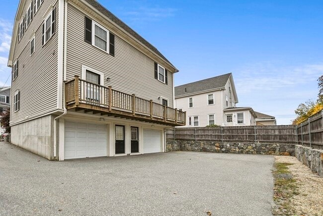 Building Photo - 224 Robbins St