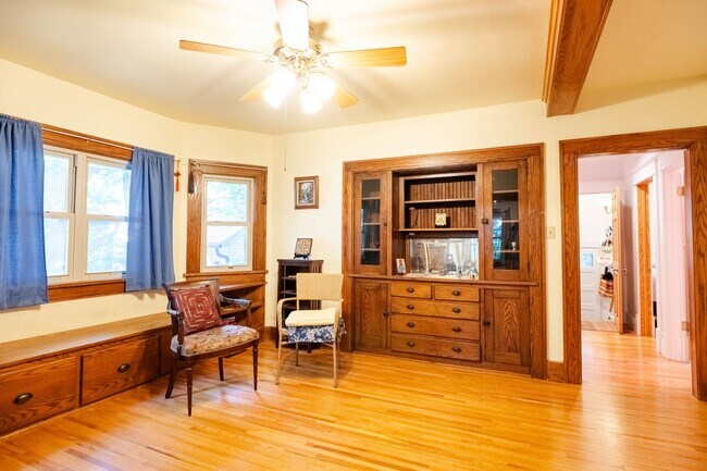 Building Photo - 6 Month Lease: 2 BED / 2.5 BATH HOUSE CLOS...