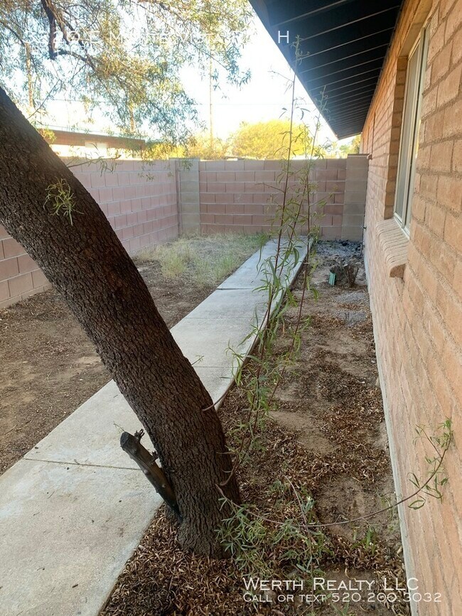 Building Photo - 3220 E Monte Vista Dr