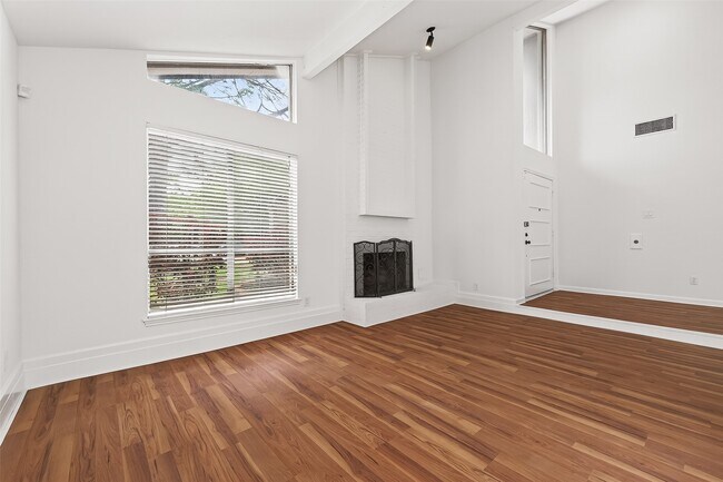 Building Photo - 15903 Hickory Knoll Dr