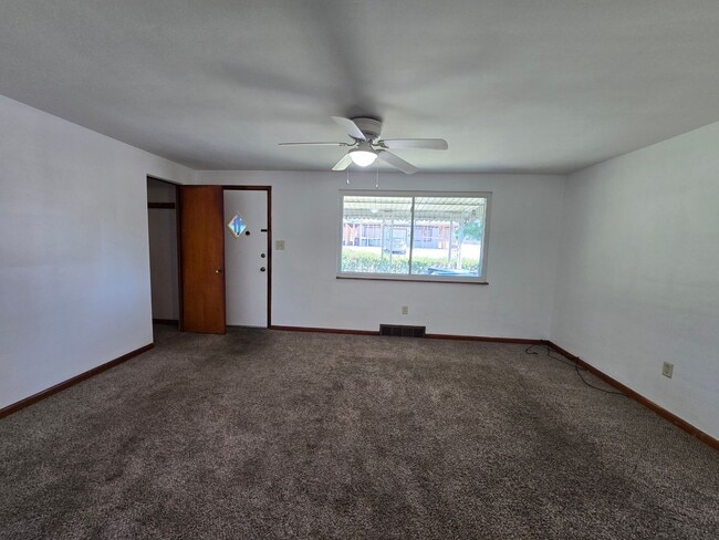 Building Photo - 2 Bedroom Brick Ranch Home - Available NOW!